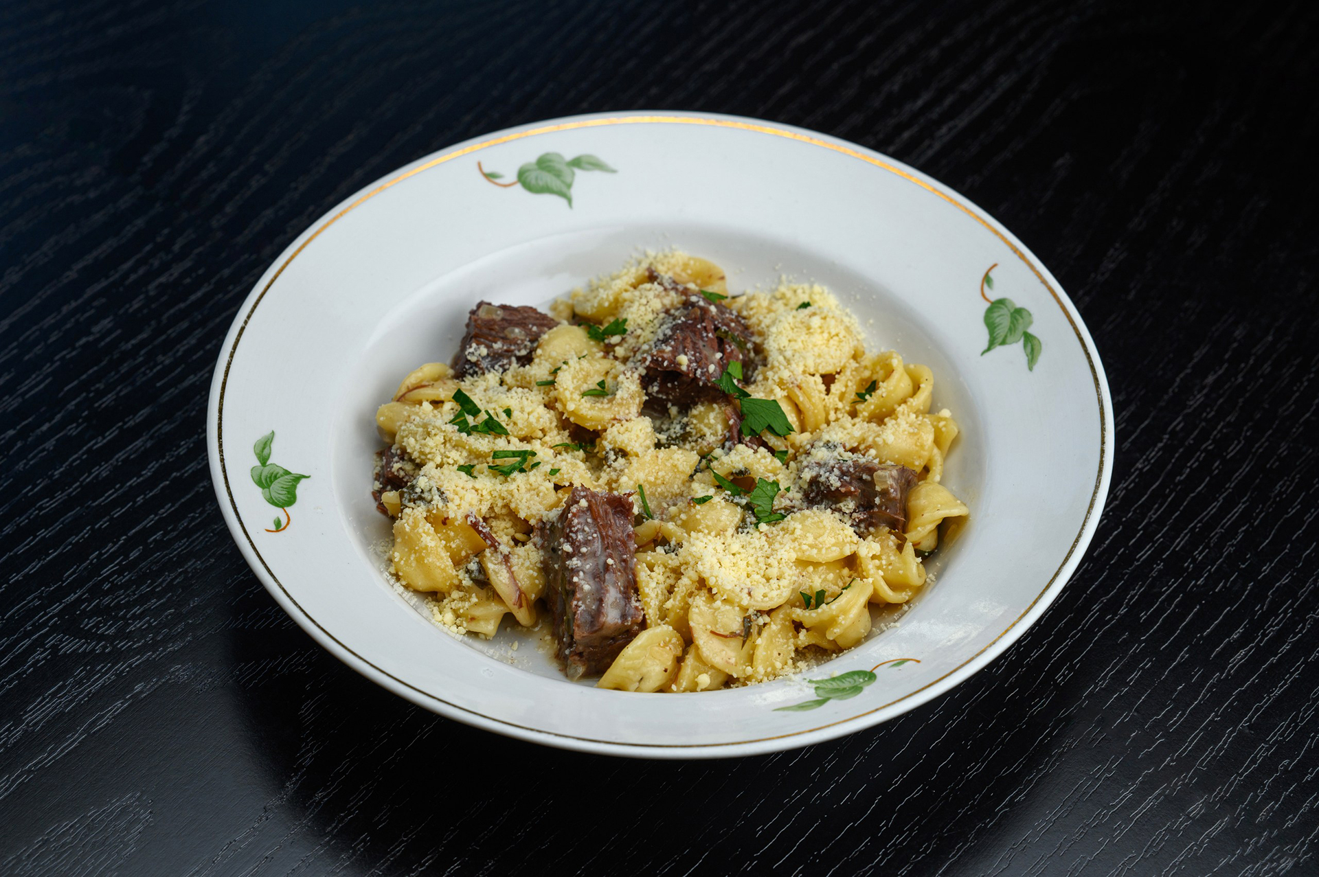 Орекьетте с говяжей щекой и соусом на белом вине