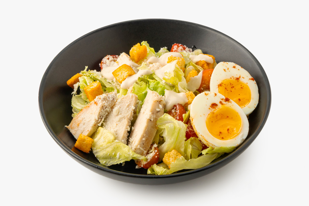 Салат Цезарь с куриной грудкой гриль и отварным яйцом