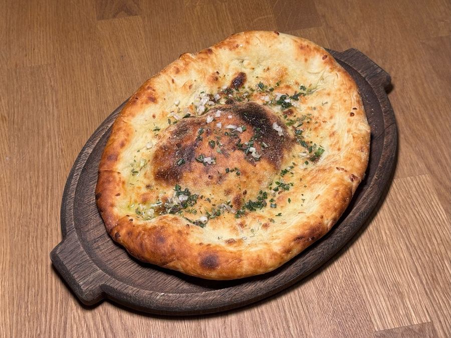 Лепешка с травами и оливковым маслом