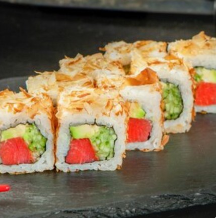 Ролл с копченым лососем и спелым авокадо