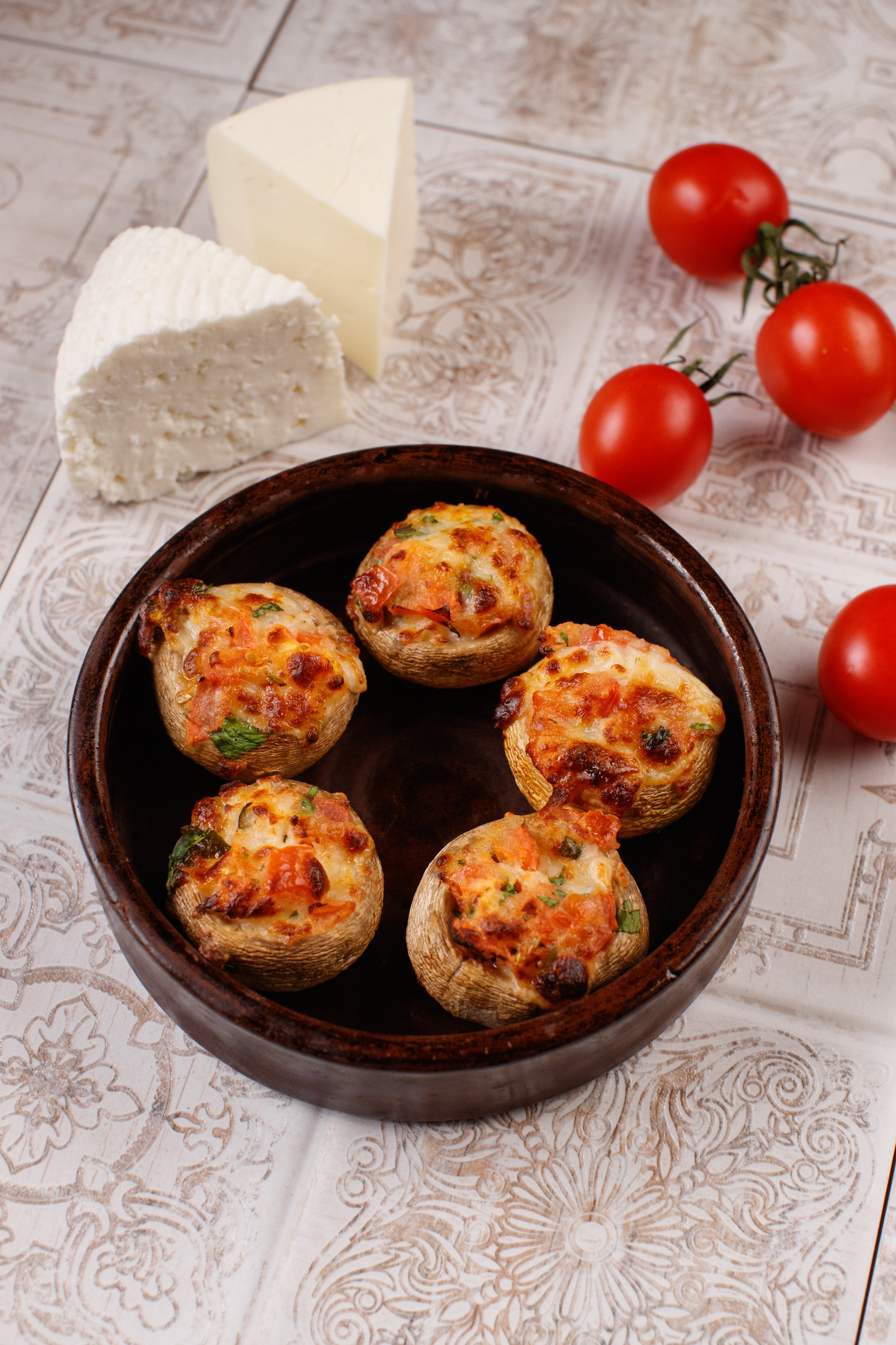 Шампиньоны запеченные с сыром и томатами