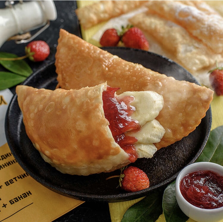 Чебурек с клубникой и бананом