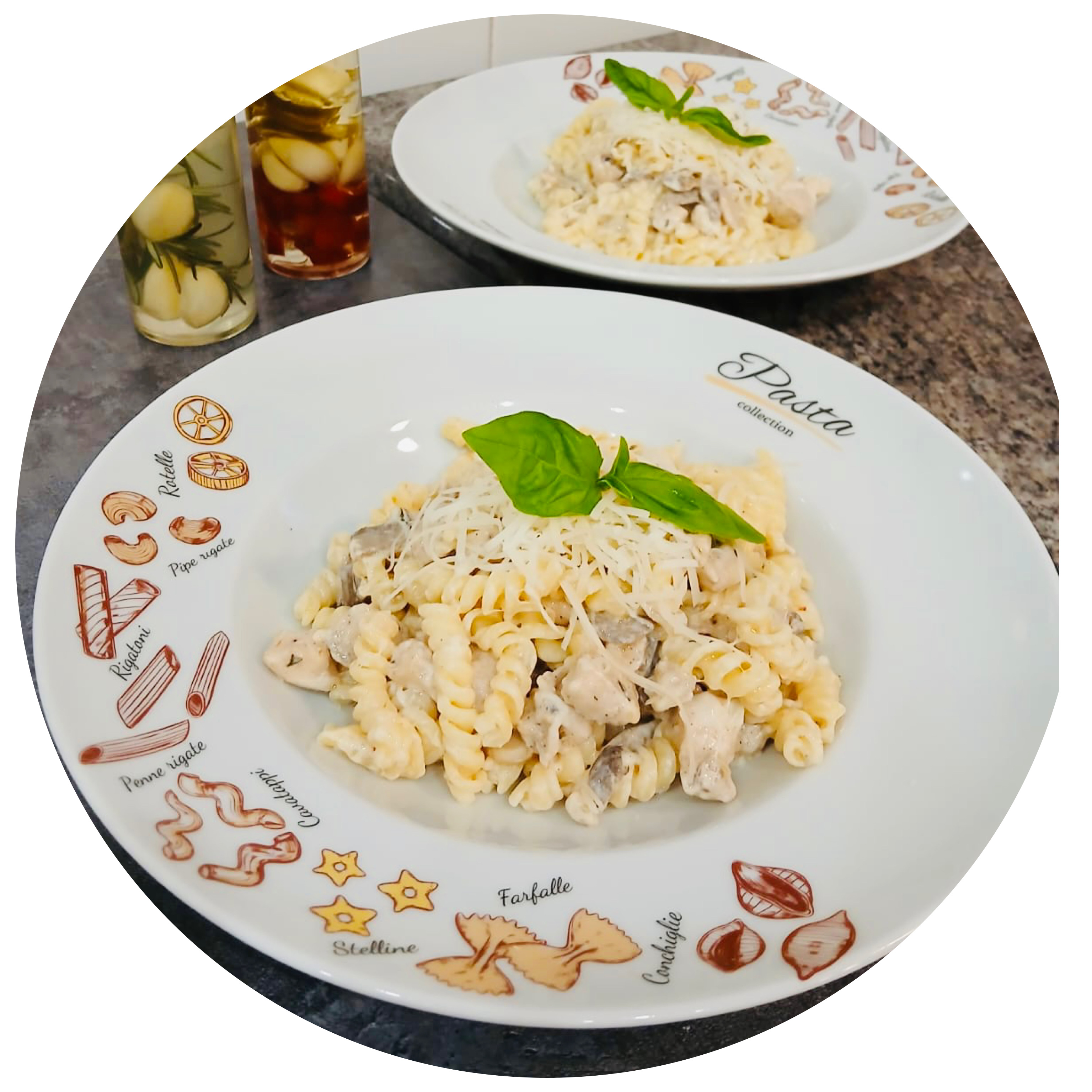 Паста с курицей и грибами