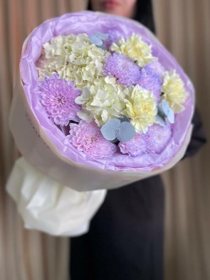 Букет из гортензии, лавандовой хризантемы и диантуса