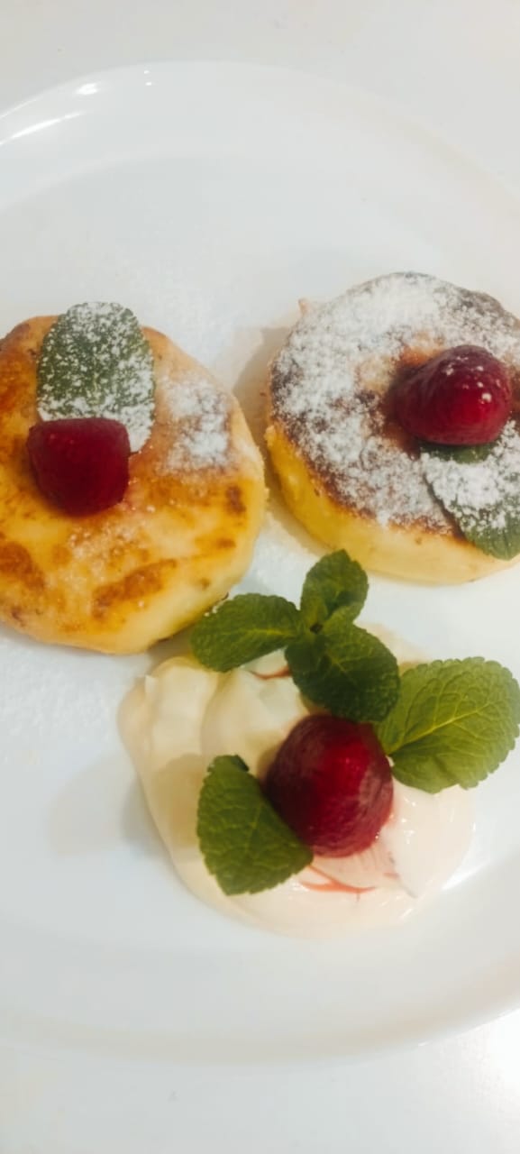 Сырники с изюмом джемом и сметаной 