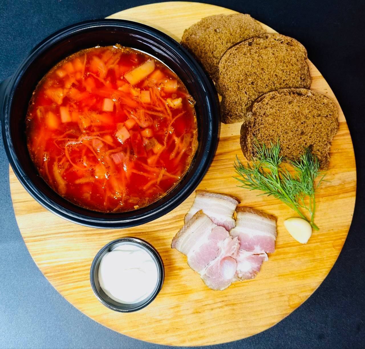 Борщ с пампушкой сметаной и грудинкой