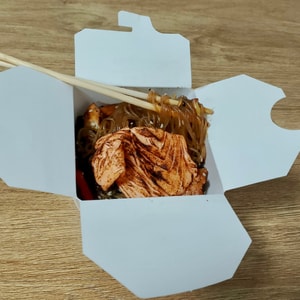 Фунчоза с лососем и овощами