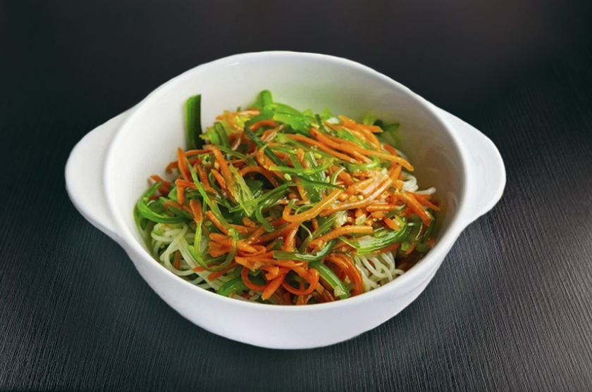 Салат с фунчозой и чукой