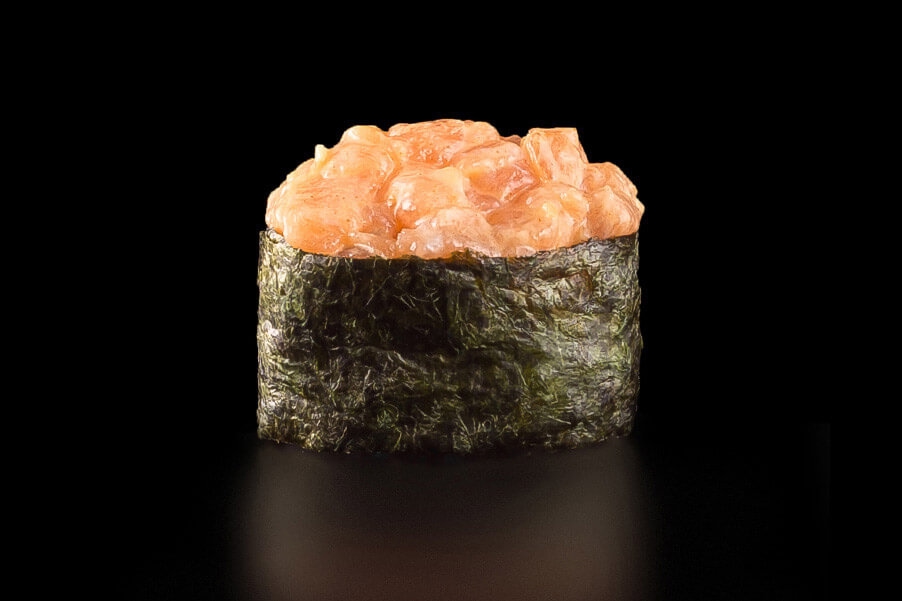 Гункан с лососем спайси