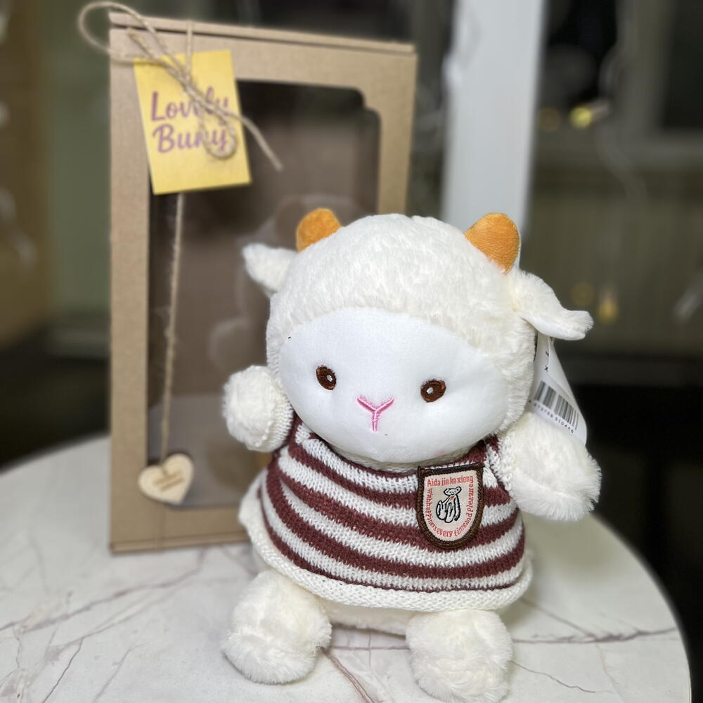 Овечка белая в коробке