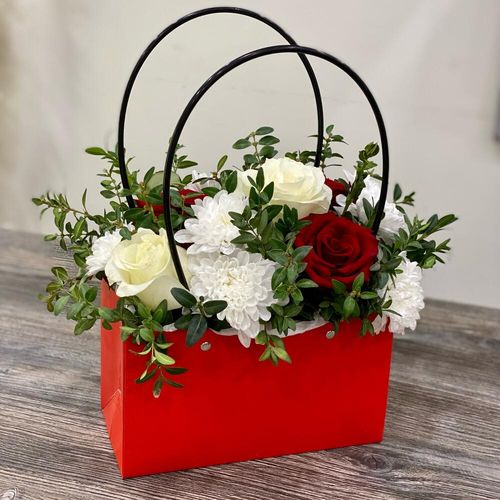 Букет из роз и хризантем в сумочке (к1887)