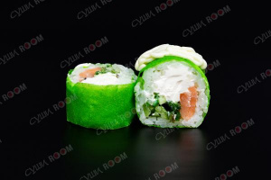 Ролл с копченым лососем и чуккой