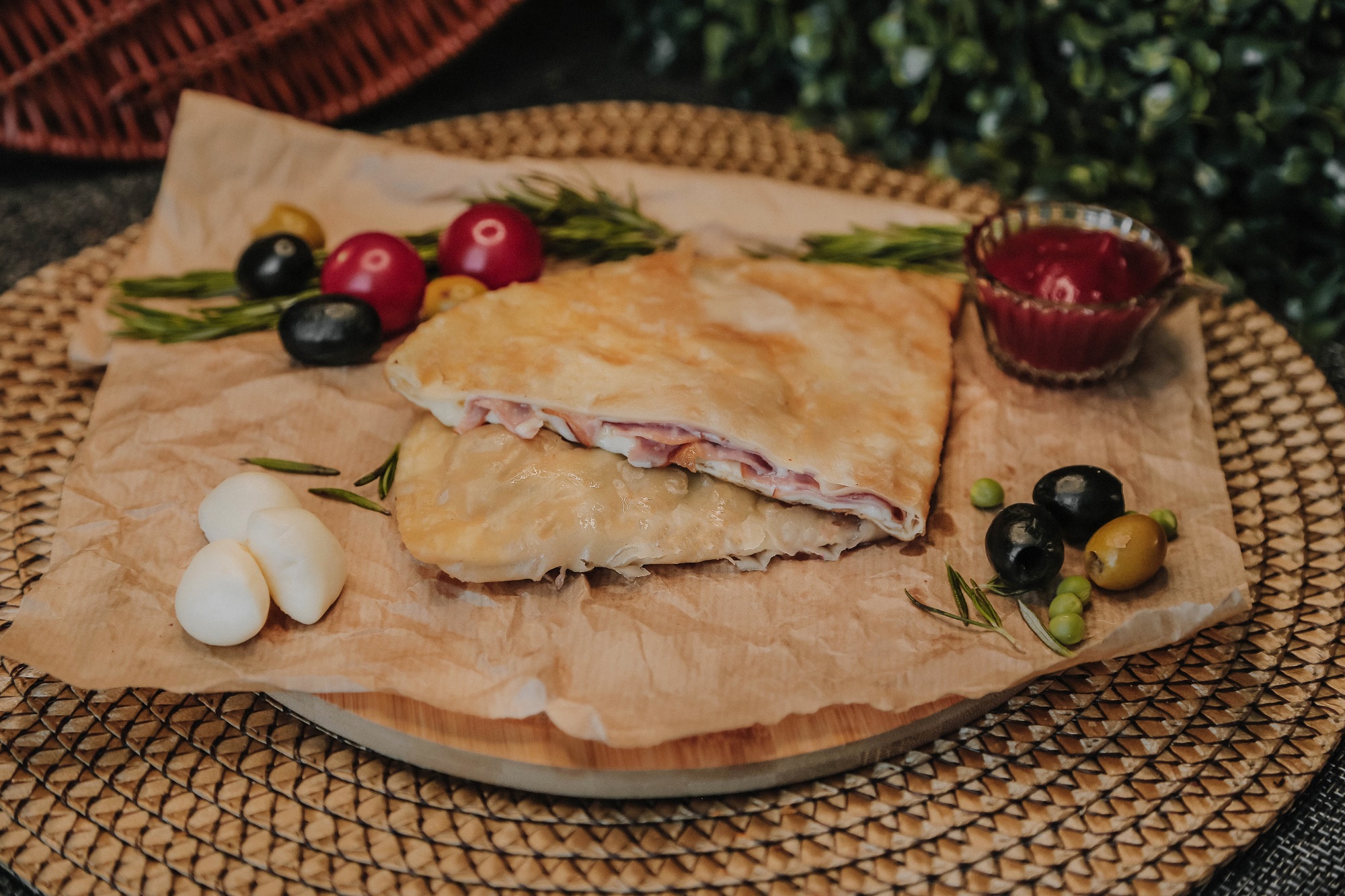 Чебурек с ветчиной и моцареллой