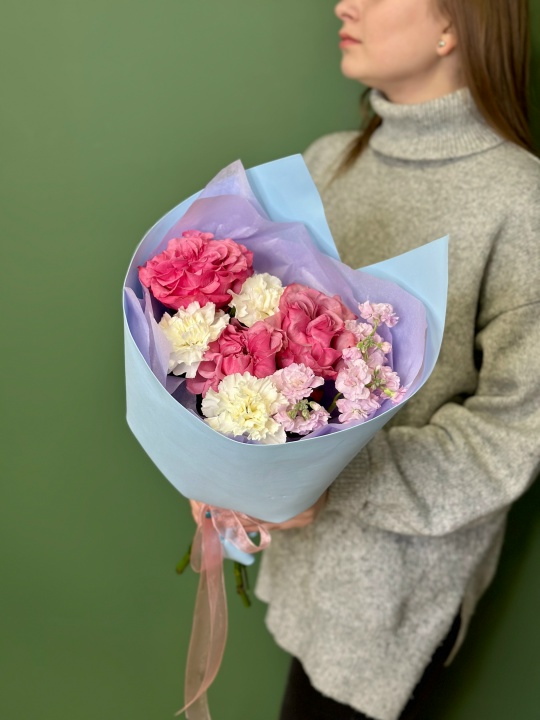 Букет комплимент с пионовидными розами ,диантусами и маттиолой