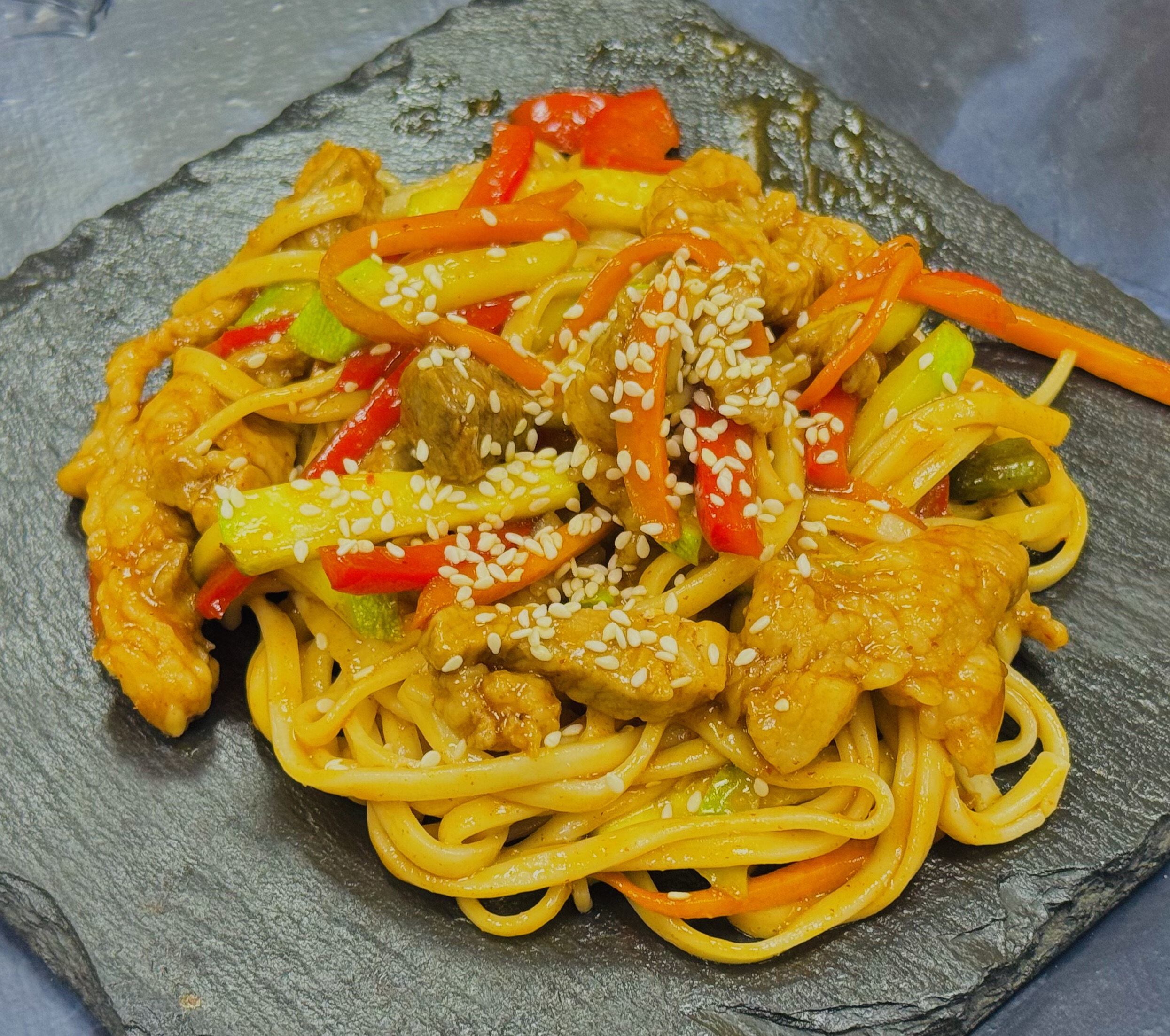 Удон со свининой и овощами