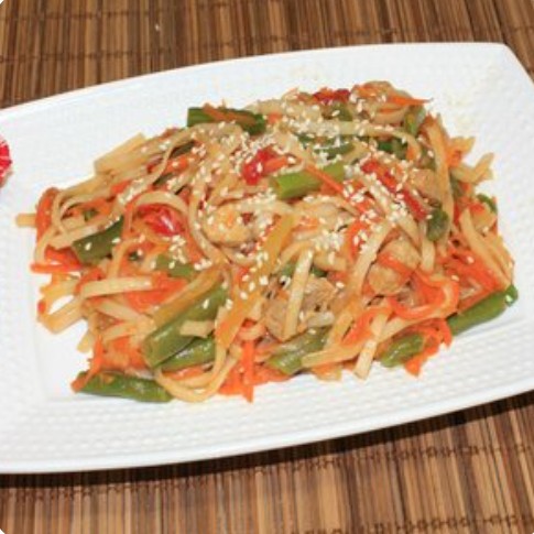 Лапша Wok со свининой в кисло-сладком соусе