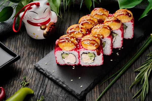 Ролл Калифорния с крабом запеченный