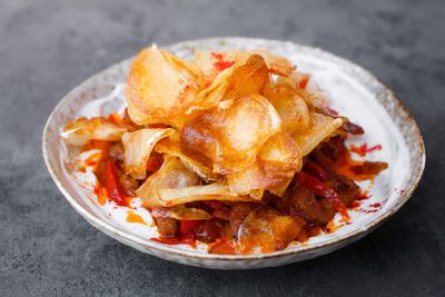 Баранина с чипсами и соусом "Катык"