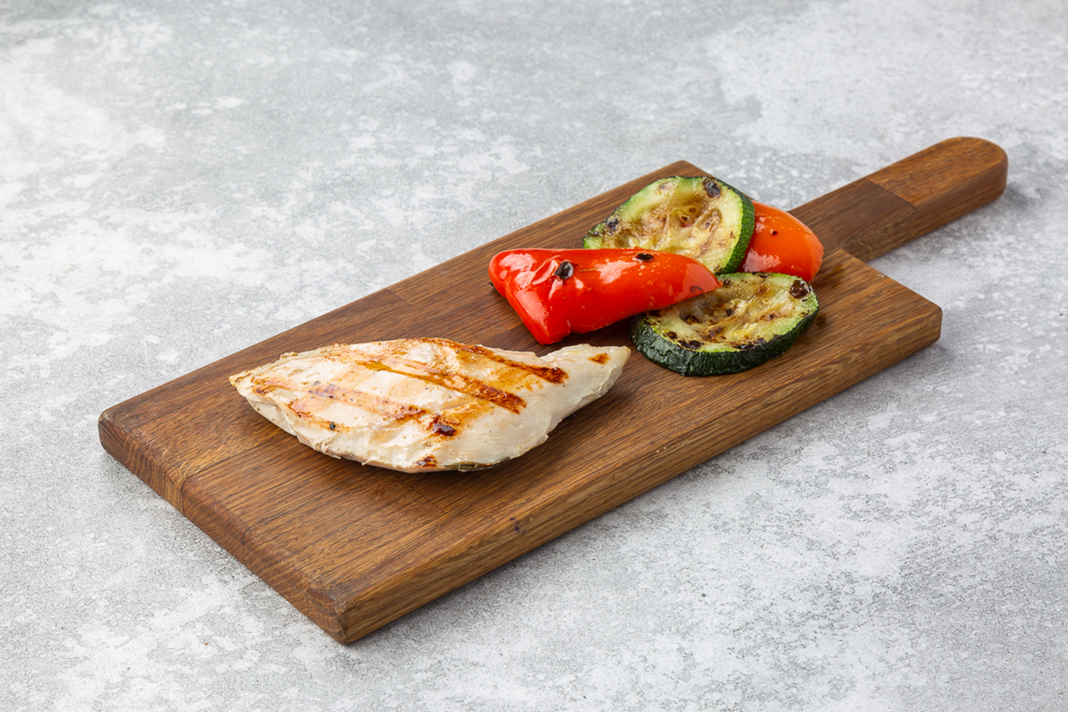 Стейк из цыпленка с овощами гриль