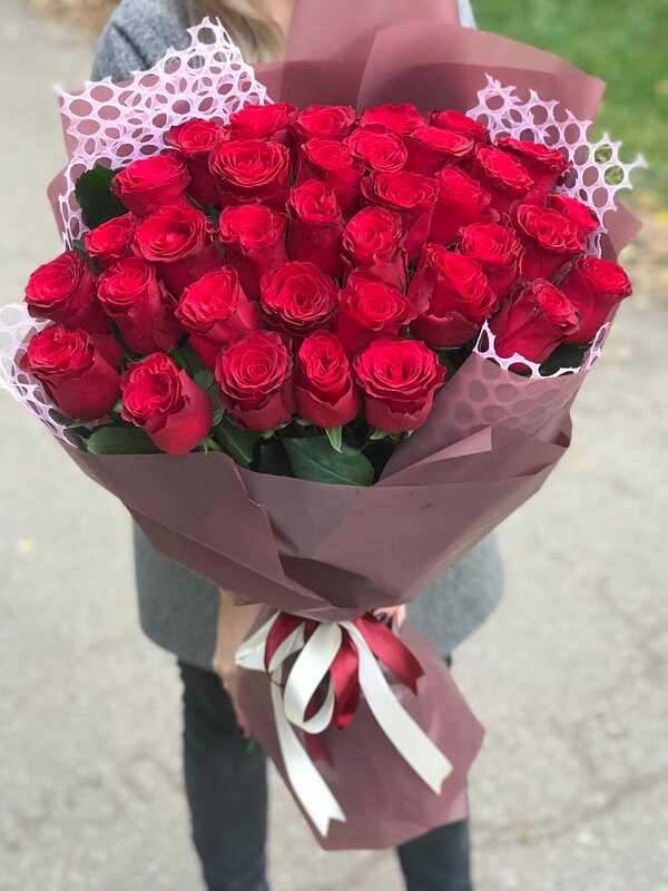 Букет из 29 алых роз в корейской пленке