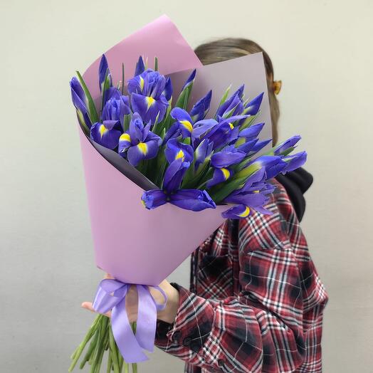 Букет из 25 ирисов в упаковке