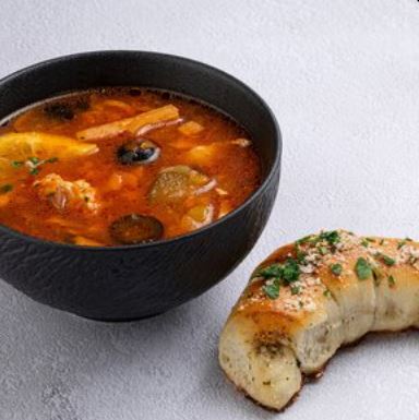 Мясная солянка с чесночной булочкой