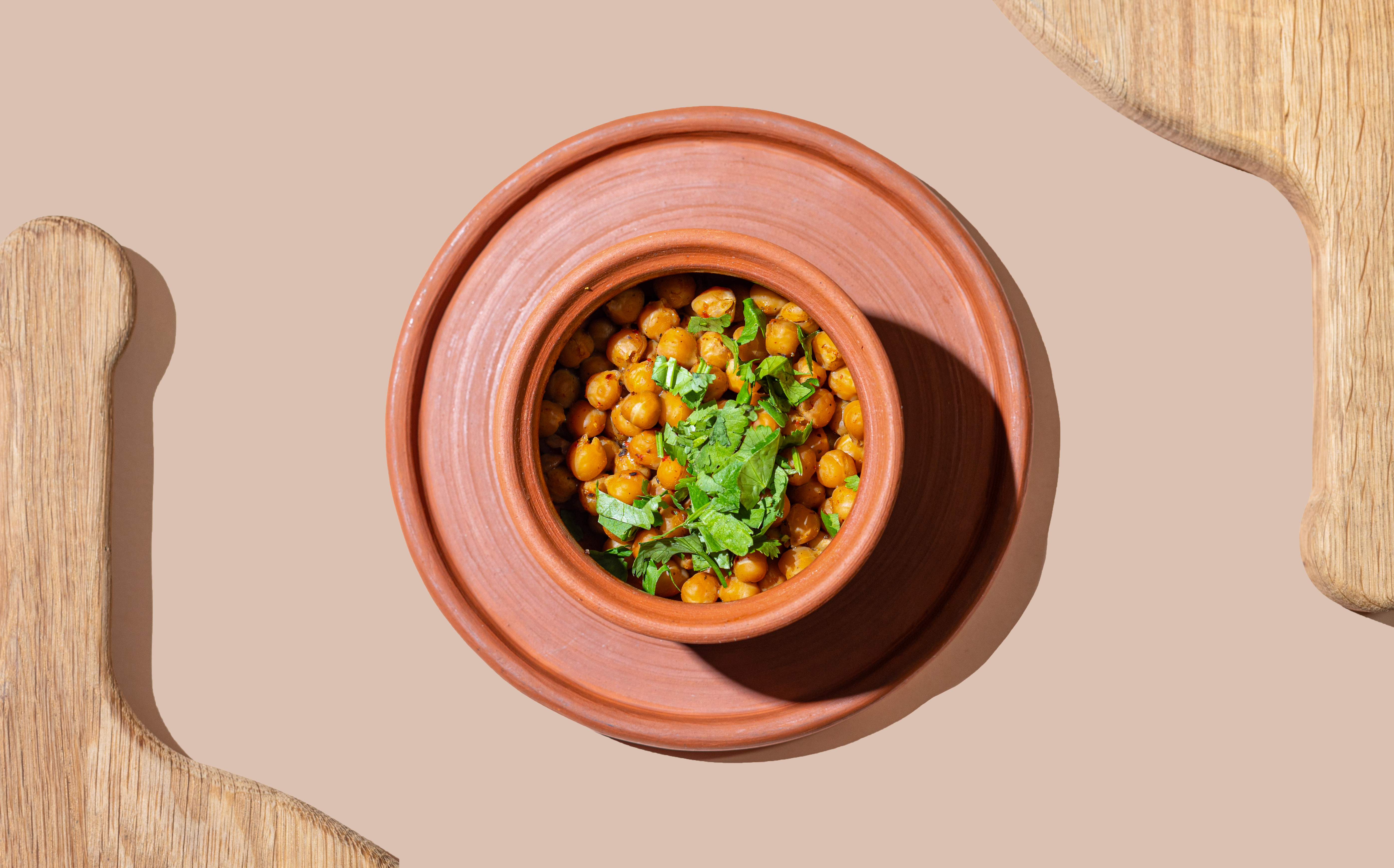 Томленый нут с аджикой и кинзой