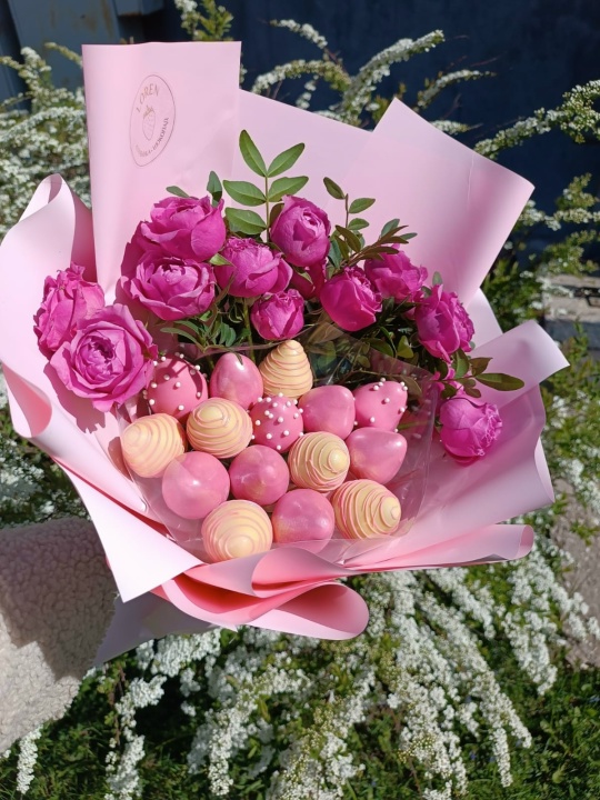 Букет 15 ягод и кустовые розы