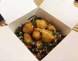 WOK удон с японскими наггетсами в соусе