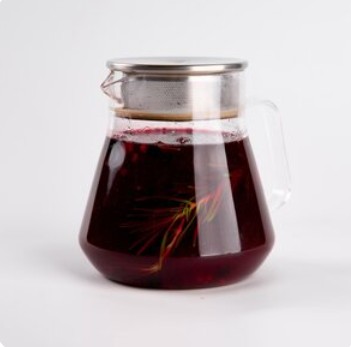 Лесные ягоды с веточкой розмарина