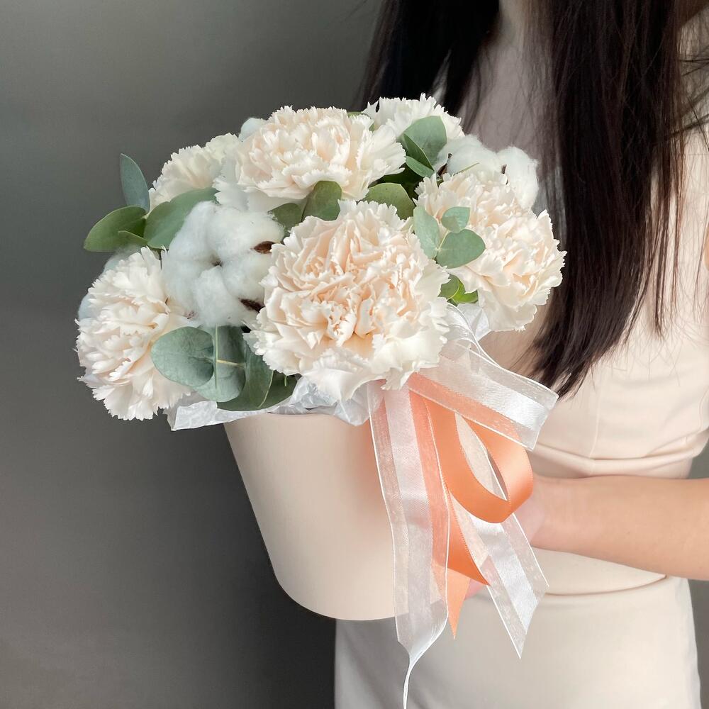 Цветы в коробке: кремовые диантус с хлопком и эвкалиптом