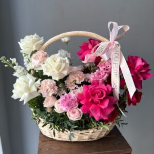 Композиция в корзине с яркими акцентами