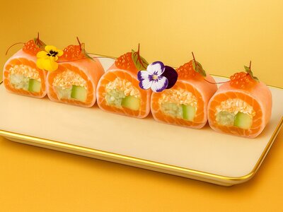 Сашими ролл с лососем и острым крабом