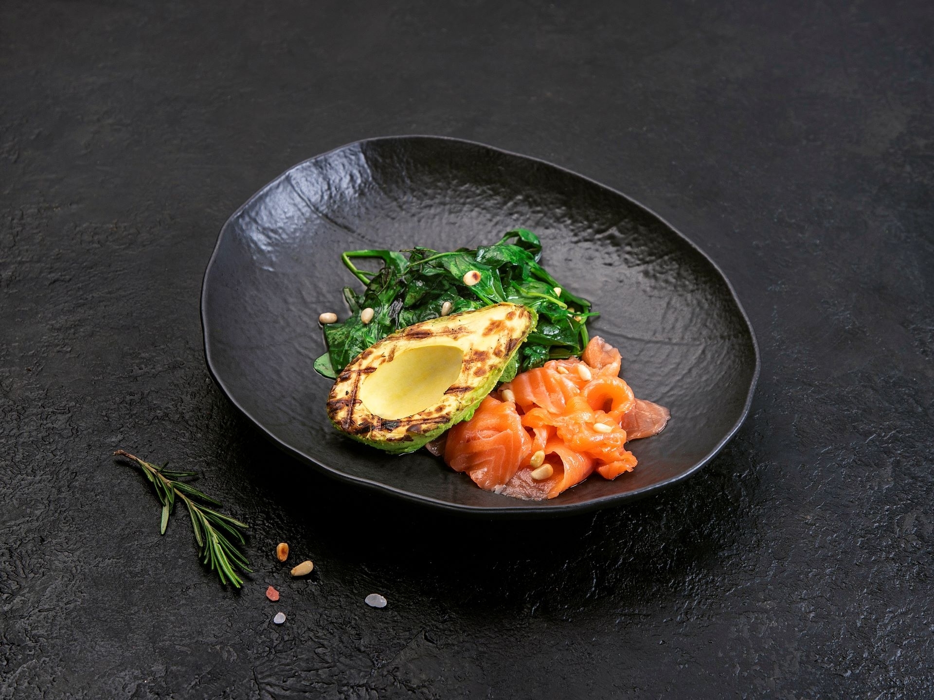 Салат с лососем и авокадо гриль