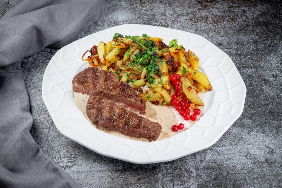 Вырезка говядины с картофелем