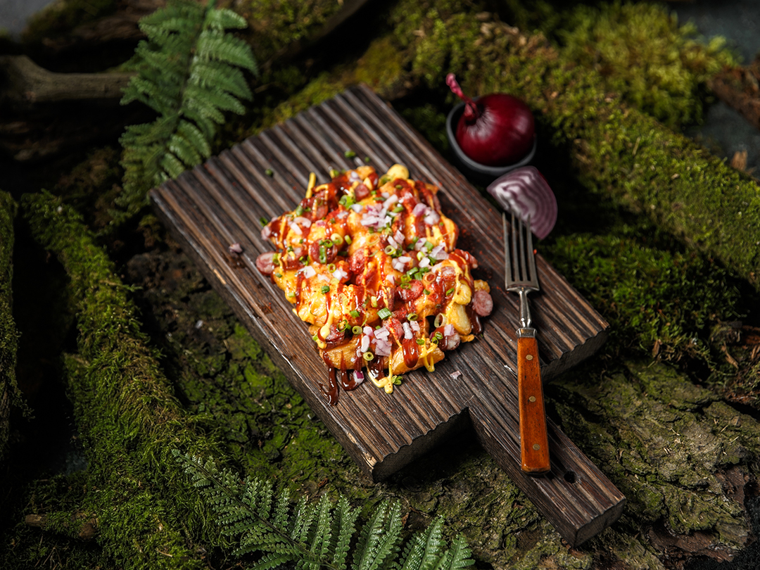 Фирменный картофель с колбасками
