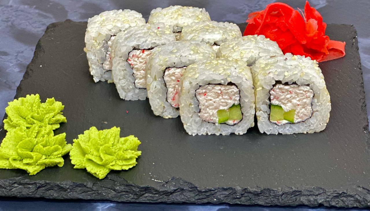 Ролл «Калифорния в кунжуте»