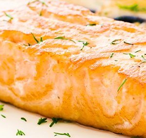 Стейк из лосося с овощами на тепане
