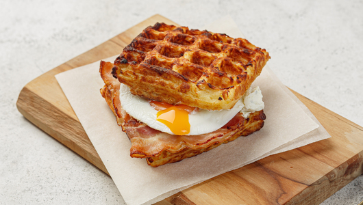 Вафля - сэндвич с беконом и яйцом