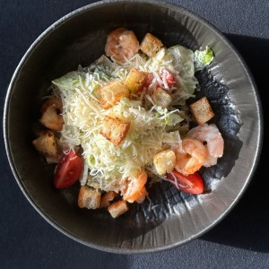Салат Цезарь с креветками