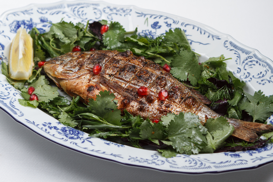 Целая дорада на мангале с зеленым салатом