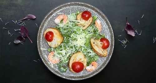 Салат цезарь с креветками