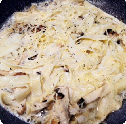Паста с курицей и грибами