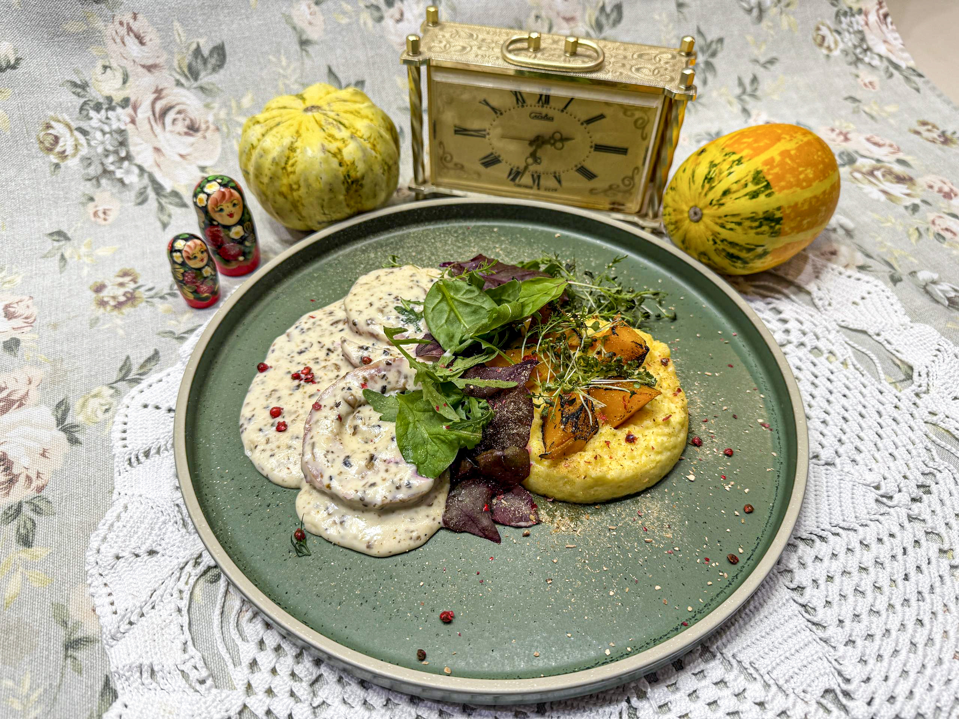 Куриный рулет в грибном соусе с полентой