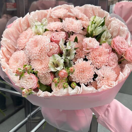 Букет с альстромериями, кустовыми розами и хризантемами