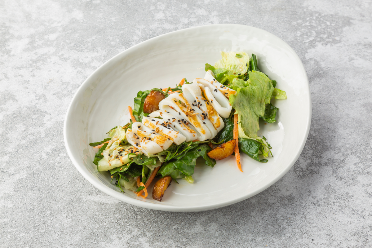 Тёплый салат с кальмаром