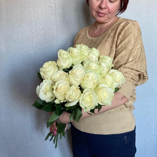 25 белых роз Мондиаль под ленту