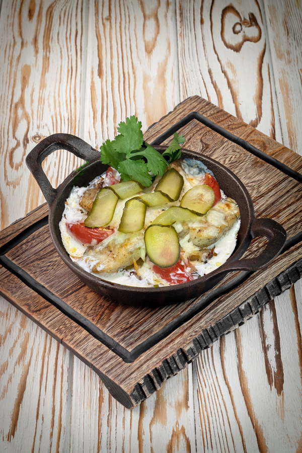 Сом запеченный с овощами