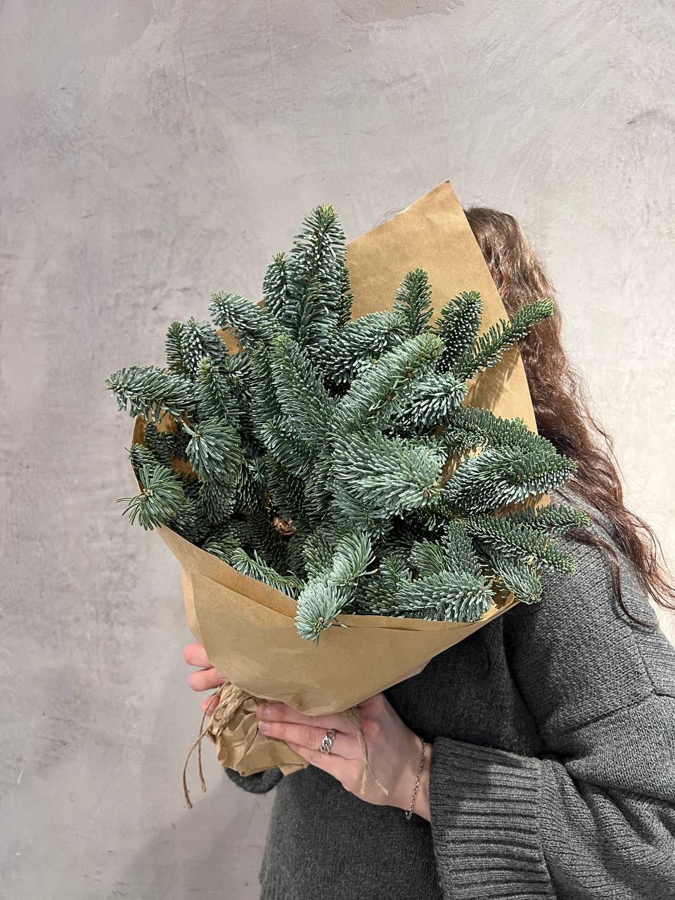Ароматный комплимент из веточек датской голубой ели