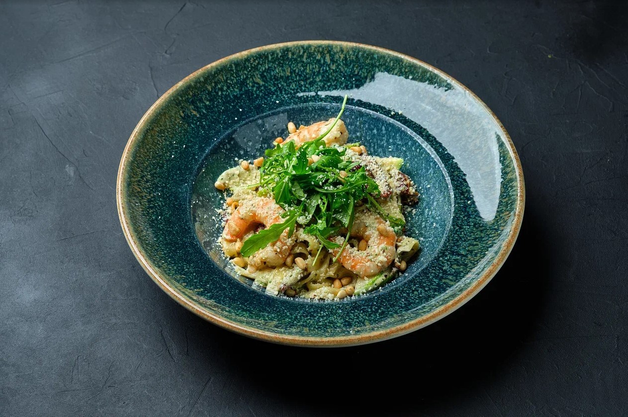 Паста сливочная с креветками и песто